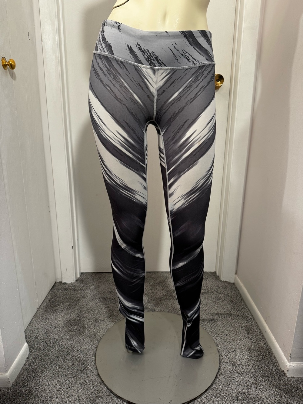 JoyLab Black & White Abstract Chevron Leggings